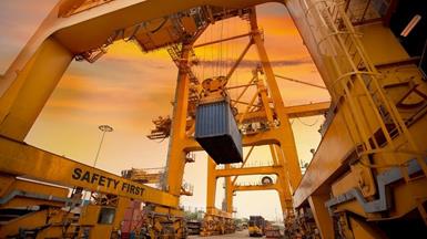 Ensure the Port Safety with a Container Lifting System